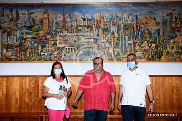 Presentanción en la sede del colectivo vecinal de Jiámar del puzzle más grande del mundo, montado por Tomás Torres/Antonio Alí.